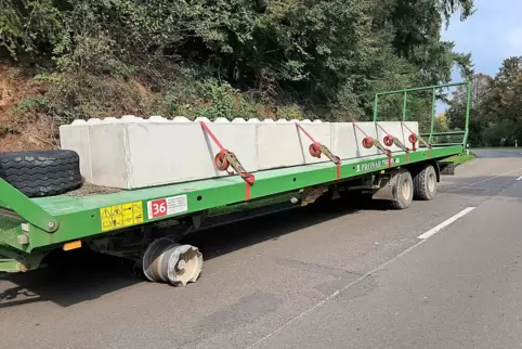 Nach einem Reifenplatzer stand der Hänger auf der L465 vor Mittelbach in einer Kurve.