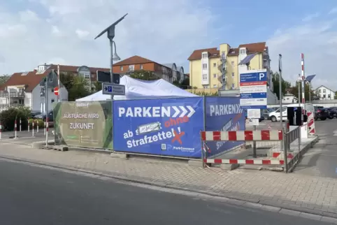 Umbau läuft: Zu- und Ausfahrt werden neugestaltet. Umbau läuft: Zu- und Ausfahrt werden neugestaltet.