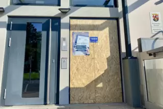 Die Eingangstür der Frankenthaler Polizei muss komplett ausgetauscht werden. 