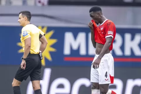 Rot in Paderborn: FCK-Verteidiger Maxwell Gyamfi. 