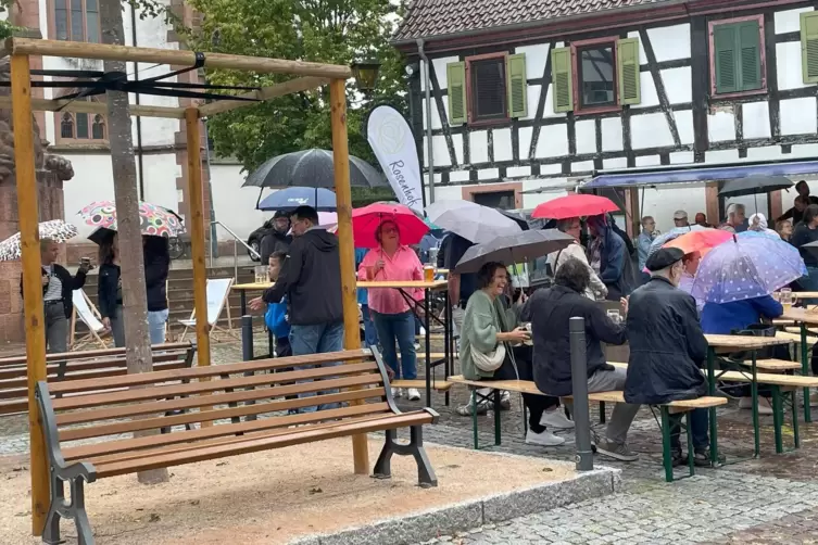 Die Besucher des ersten Kandeler Feierabend-Marktes lie&szlig;en sich vom Regen nicht abschrecken. 