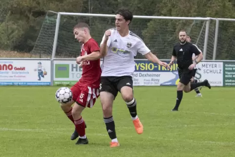 Robin Metz (links) vom TuS Steinbach, hier im Spiel gegen Kandel, ist am Freitag mit seinem Team zuhause gegen Viktoria Herxheim