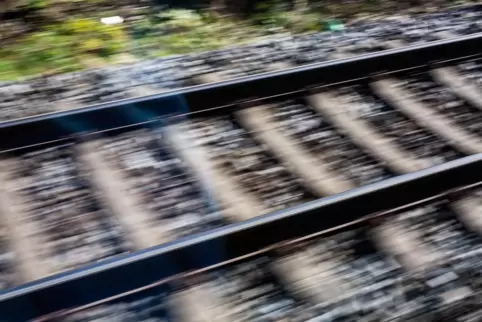 Weil er auf den Gleisen Kopfhörer trug, konnte der Jugendliche den herannahenden Zug nicht hören. 