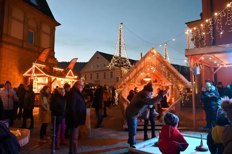 Geschm&uuml;ckte St&auml;nde auf dem Bad D&uuml;rkheimer Weihnachtsmarkt.