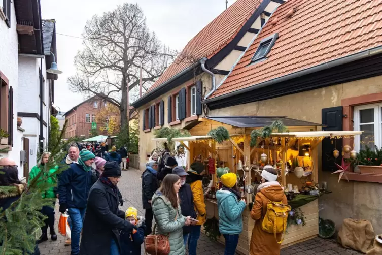 Etwa 80 St&auml;nde bilden den Belnickelmarkt, den Weihnachtsmarkt in Bobenheim am Berg.