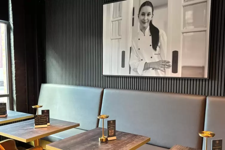 Das schmucke Caf&eacute; mit gl&auml;serner Produktion ist der Erinnerung an Johanna Orth gewidmet, die im Alter von 22 Jahren bei der Flut 