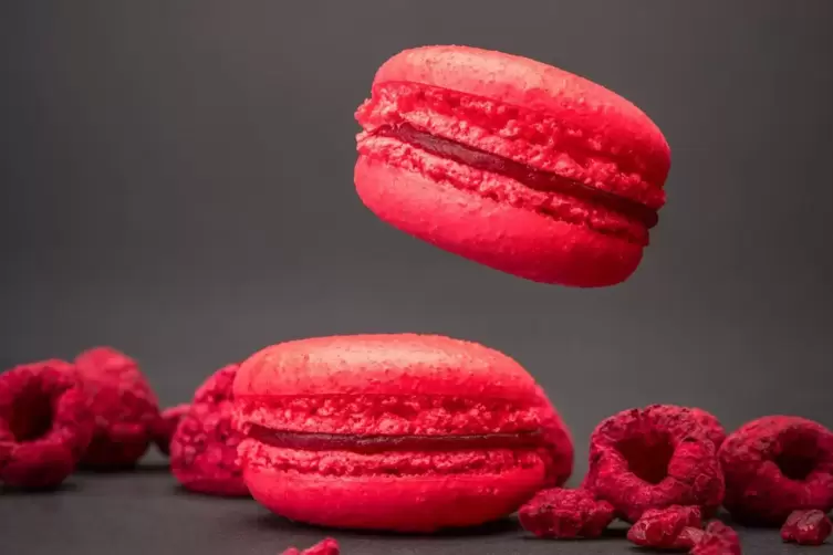 Neben verschiedenen handgeschminkten Pralinen gibt es im nagelneuen Laden in der Hamburger Speicherstadt nun auch bunte Macarons