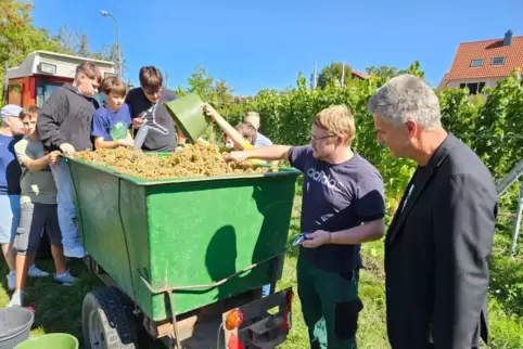  Stefan Ross (2.v.r.) bei der Prüfung der Öchslegrade.