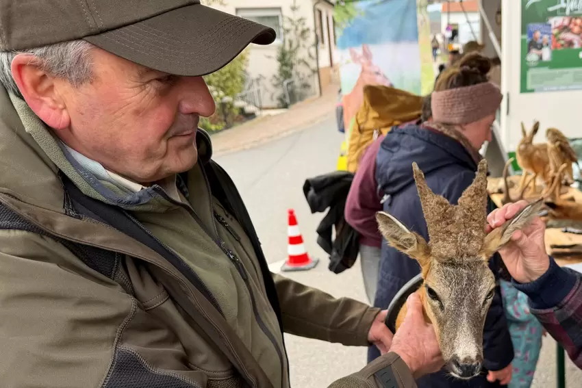 Revier-Hegemeister Heribert Maurer mit einem Perückenbock.