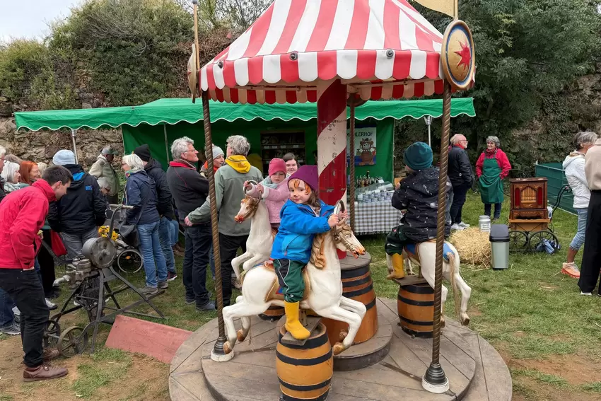 Historisches Kinderkarussell mit Handbetrieb.