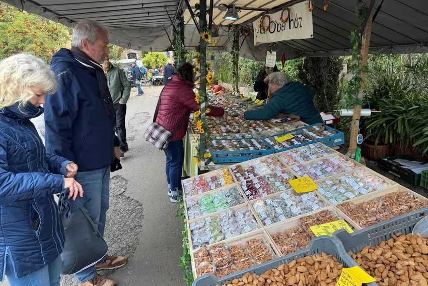 Stand mit Nüssen und Mandeln.
