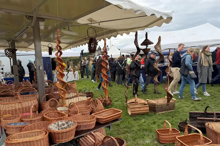 Stand mit Korbwaren.