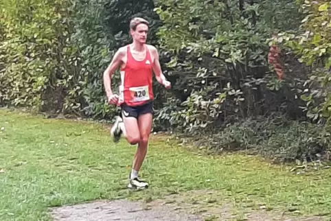 Tim Könnel auf dem Weg zum Sieg beim Seewooglauf .