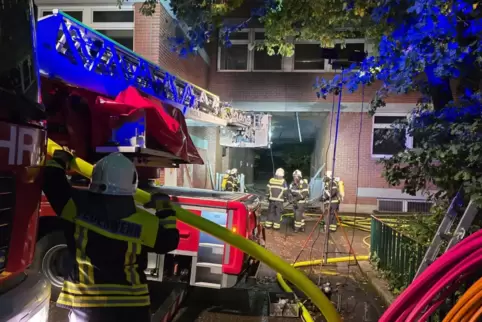 An der IGS in Waldfischbach-Burgalben brannte ein Container, das Feuer griff auf das Schulgebäude über. 