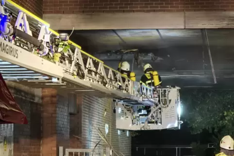 Mit Hilfe der Drehleiter konnten Feuerwehrleute direkt in die Durchfahrt transportiert werden, um die Verkleidung der Decke zu e