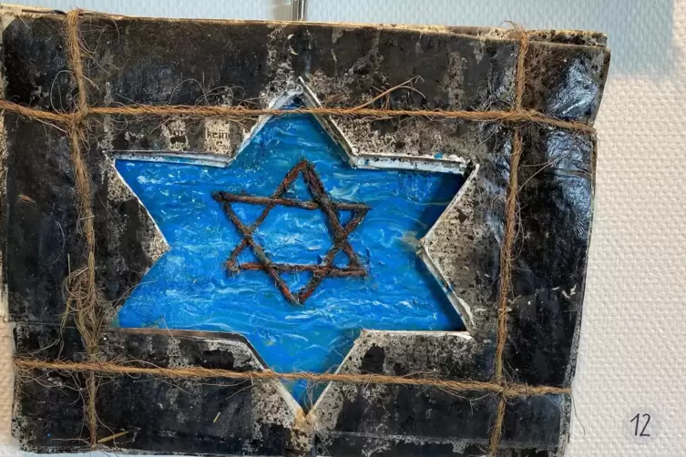 Relief &bdquo;Brandzeichen&ldquo; von Peter Spiegel.