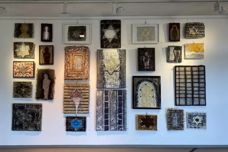 Die komplette Installation mit den 26 Kunstwerken von Peter Spiegel im Homburger Landratsamt. 