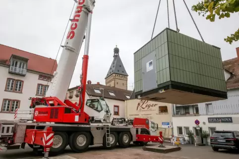 2023: neue öffentliche Toilettenanlage für den Domgarten wird angeliefert. 