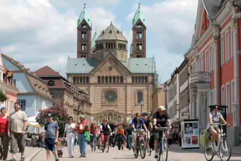 Maximilianstraße auch mit vielen Touristen: Anlass für zusätzlichen städtischen Beitrag?