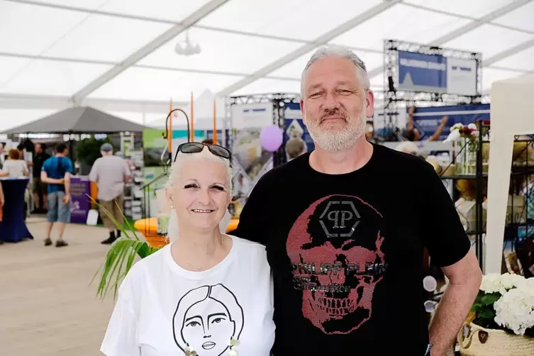 Die beiden Messe-Macher Michael und Rosalia Conzelmann anno 2024 im Ausstellerzelt.