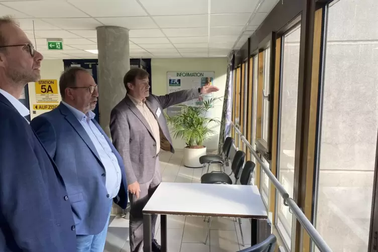 Blicken ins Gr&uuml;ne: (von links) Gesch&auml;ftsf&uuml;hrer Thorsten Hemmer, Landrat Otto Rubly und Regionaldirektor Reiner Beck. 