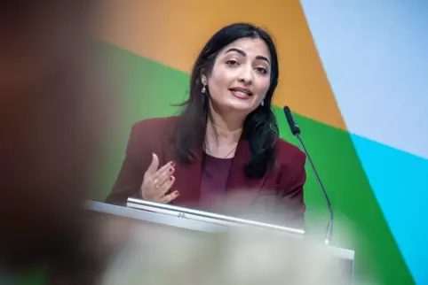 Entwicklungsministerin Reem Alabali Radovan will es der Wirtschaft einfacher machen.