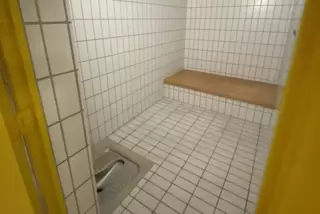 Die Polizei hat die beiden Männer in Gewahrsam genommen und bis zur Ausnüchterung in eine Zelle gebracht.
