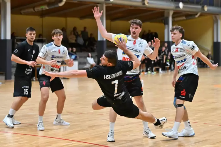 Aus dem Erfolgsteam gegen SG Zweibrücken und wieder dabei: Christopher Huber (am Ball) von HSG Dudenhofen/Schifferstadt.