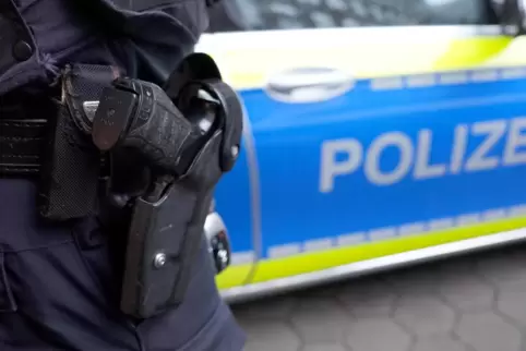 Bei den Durchsuchungen wurden neben Drogen auch eine scharfe Schusswaffe, eine Schreckschusswaffe und 4000 Euro sichergestellt, 