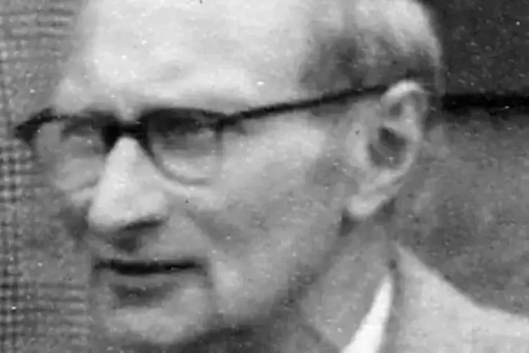 Wenn er einem Sch&uuml;ler &uuml;ber die Schulter schaute, blickten die Brillengl&auml;ser streng, die Augen dahinter schmunzelten &ndash; so beschre