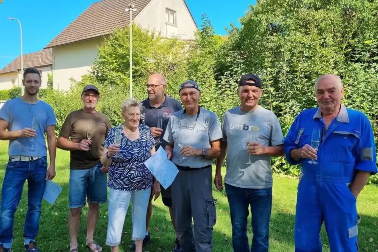 Das Ehrenamtsteam mit Sprecherin Elfriede Burger und Ortsb&uuml;rgermeister Stefan Gehrlein. 