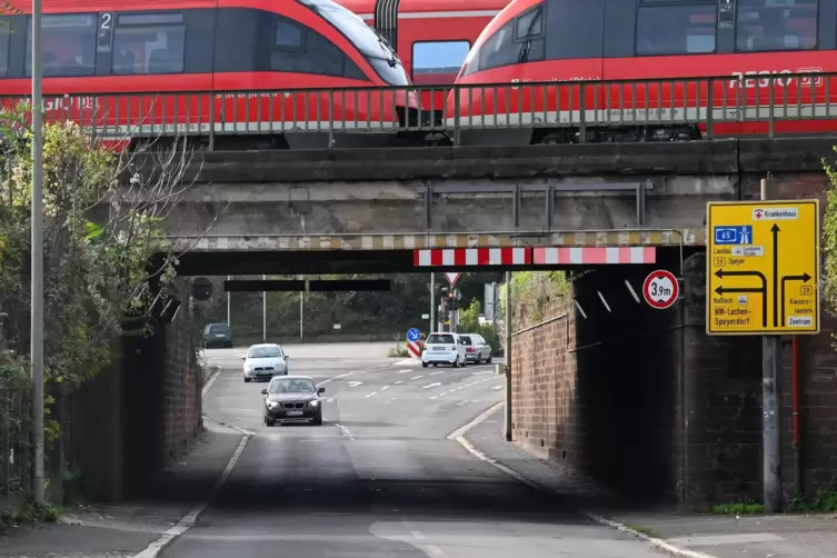 Die Eisenbahn&uuml;berf&uuml;hrung in der Winzinger Stra&szlig;e muss erneuert werden: Die Stadt will dann mehr Platz f&uuml;r zus&auml;tzliche Fahrspuren