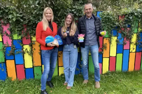 Kooperationspartner (von links): Nadja Henninger, Chiara Lo Porto und Jürgen Schall mit Spielgeräten, die Kindern und Jugendlich Kooperationspartner (von links): Nadja Henninger, Chiara Lo Porto und Jürgen Schall mit Spielgeräten, die Kindern und Jugendlich