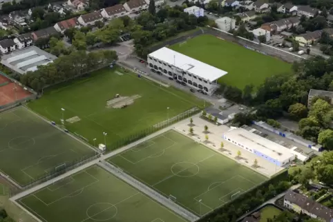 Das Stadion am Mannheimer Alsenweg und seine Trainingsplätze aus der Vogelflugperspektive, aufgenommen im Jahr 2013. 