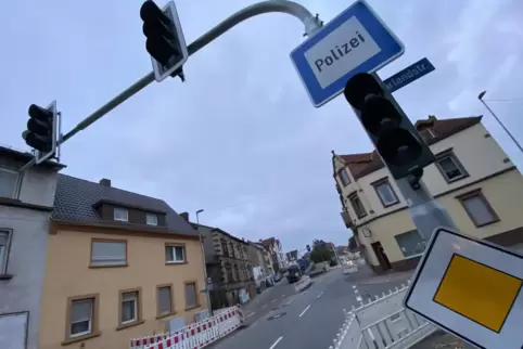 Der Ampel-Neubau an der Kreuzung Hofenfels-/Saarlandstraße steht vor dem Abschluss. Der Ampel-Neubau an der Kreuzung Hofenfels-/Saarlandstraße steht vor dem Abschluss.