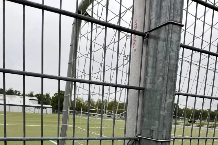 Alle elf Fu&szlig;balltore im Zweibr&uuml;cker Westpfalzstadion sind nicht mehr frei zug&auml;nglich zum Spielen. Sie sind angekettet, zum Teil 