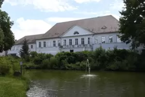 Das sanierte alte Herrenhaus, das Teil der Klinik ist, grenzt an einen öffentlichen Park. Das sanierte alte Herrenhaus, das Teil der Klinik ist, grenzt an einen öffentlichen Park.