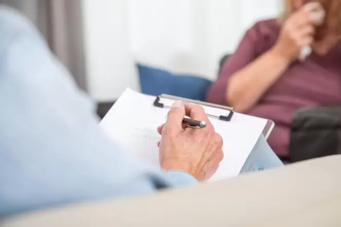 Wer an einer psychischen Erkrankung leidet, sollte sich professionelle Hilfe holen. Wer an einer psychischen Erkrankung leidet, sollte sich professionelle Hilfe holen.