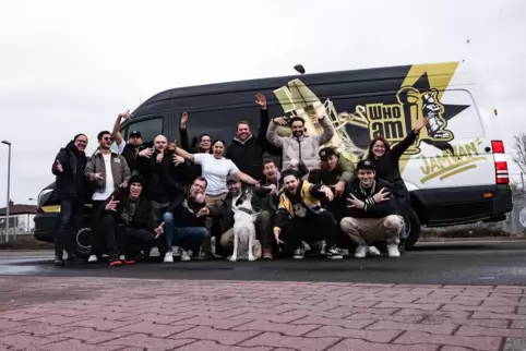 Das Team der Rapagogen vor ihrem Jam Van.