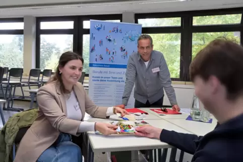 Bewerbung und Gespräch üben, Kontakte knüpfen: Das ermöglicht das Job-Dating. Hier sind Anja Genthner und Markus Florian von den