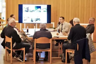 Hütschenhausens Ortsbürgermeister Achim Wätzold (Mitte) stellt die digitalen Angebote der Ortsgemeinde vor. 