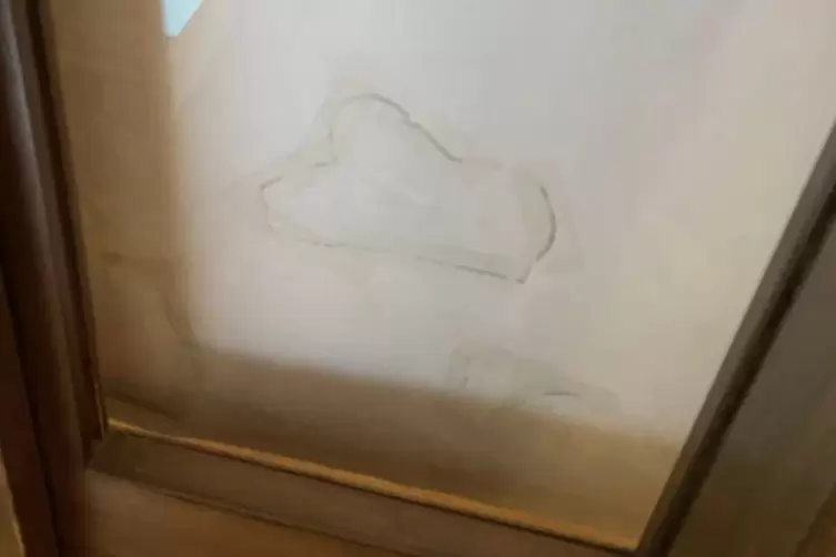 Ein Blatt ist so aufgestellt, dass man auf R&uuml;ckseite sehen kann, wie Nordqvist hin und wieder St&uuml;cke aus seinen Bildern ausgesch