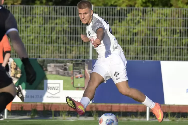 Erzielt erst den Ausgleich zum 2:2 und dann auch noch das Siegtor f&uuml;r die Arminia: Leon Zinnicke. 