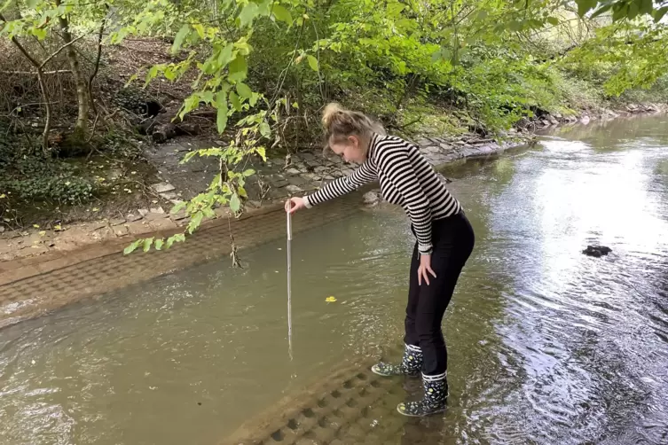 Nicht hineinfallen, bitte: Isabella Laborenz misst die Wassertiefe.