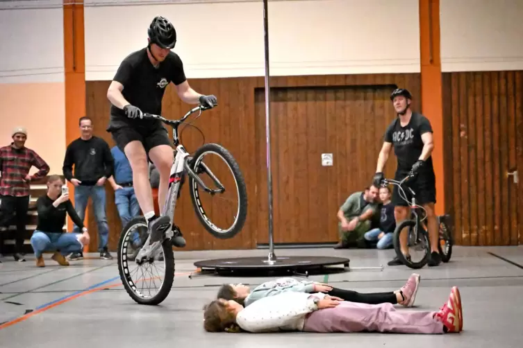 Mut beweisen diese jungen M&auml;dels, die sich als &bdquo;H&uuml;rden" den &ldquo;Bike Brothers", Felix Kaiser und Daniel Worez, zur Verf&uuml;gung gestel