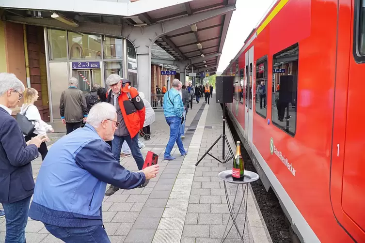 Noch ist die Sektflasche heil. 