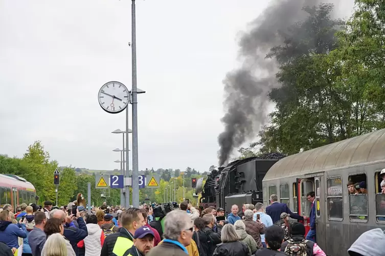 Der Dampfzug schnauft in den Bahnhof. 