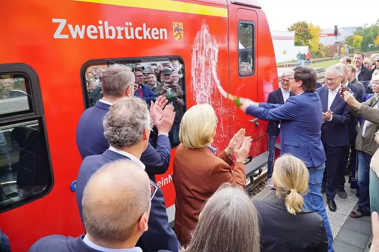 Oberb&uuml;rgermeister Marold Wosnitza bespritzt den Triebwagen mit Sekt. 
