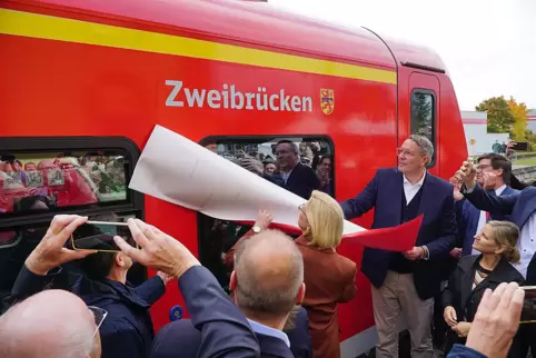 Die Ministerpräsidenten Alexander Schweitzer und Anke Rehlinger enthüllten beim symbolischen Spatenstich für die Reaktivierung d