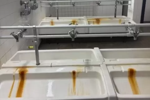Rostpartikel im Wasser: sanitäre Anlagen in der „Schwerd“-Sporthalle. Rostpartikel im Wasser: sanitäre Anlagen in der „Schwerd“-Sporthalle.